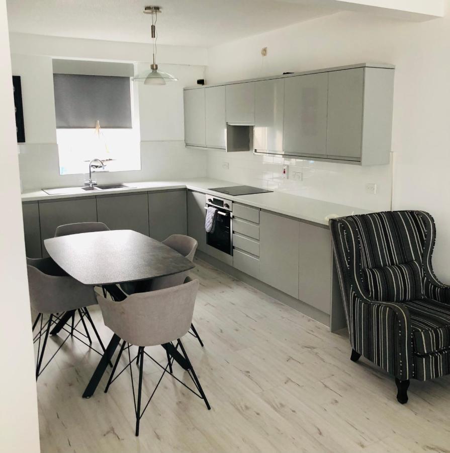 Spacious And Bright Town Centre Apartment Ballycastle Esterno foto